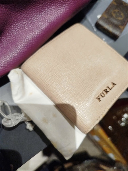 Ví Furla gấp 2 màu ngà KG+