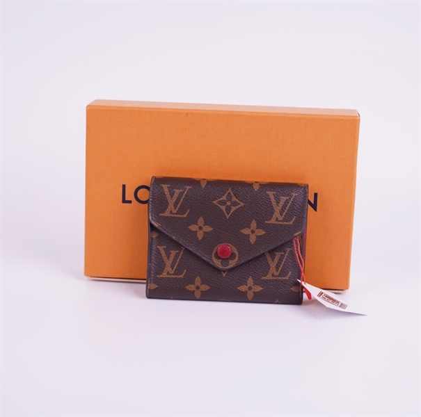 Ví LV hoa nâu gập 3 nút đỏ +