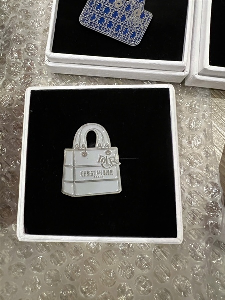 Cài áo Dior hình túi màu xám (BQ) KG+