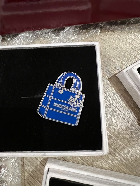 Cài áo Dior màu xanh (BQ) KG+