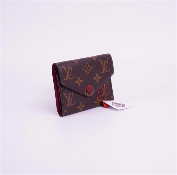 Ví LV hoa nâu gập 3 nút đỏ +