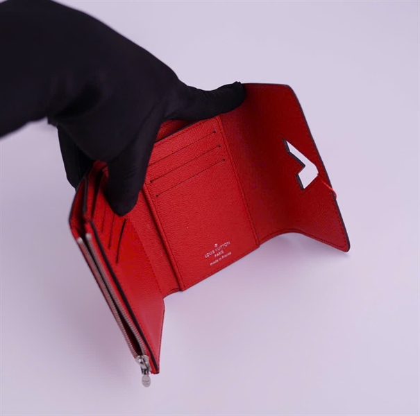 Ví LV vân đỏ khóa xoay gập 3+