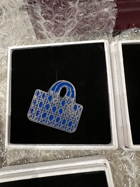 Cài áo Dior chữ nhật màu xanh dương (BQ) KG+