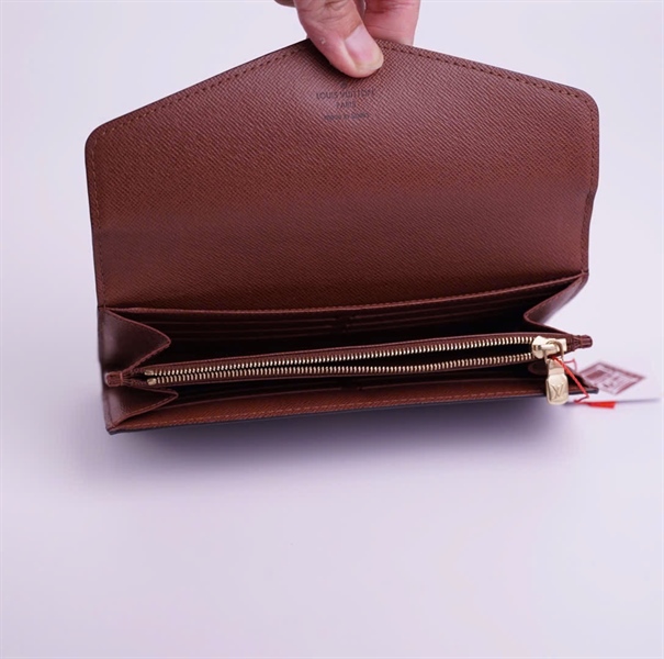 Ví LV hoa nâu lòng nâu nút vàng +