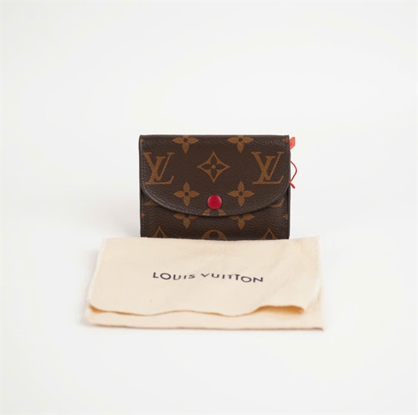 Ví LV hoa nâu lòng đỏ nút đỏ +