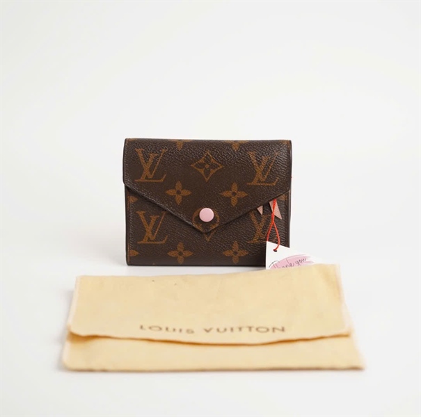 Ví LV hoa nâu gập 3 lòng hồng nút hồng +
