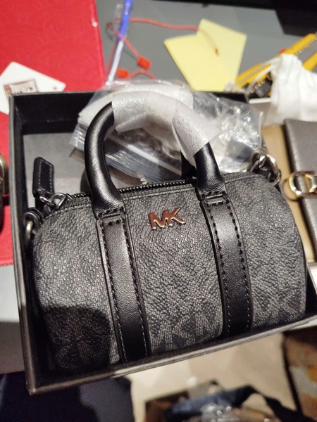 Túi MK mini kèm xích màu đen KG+
