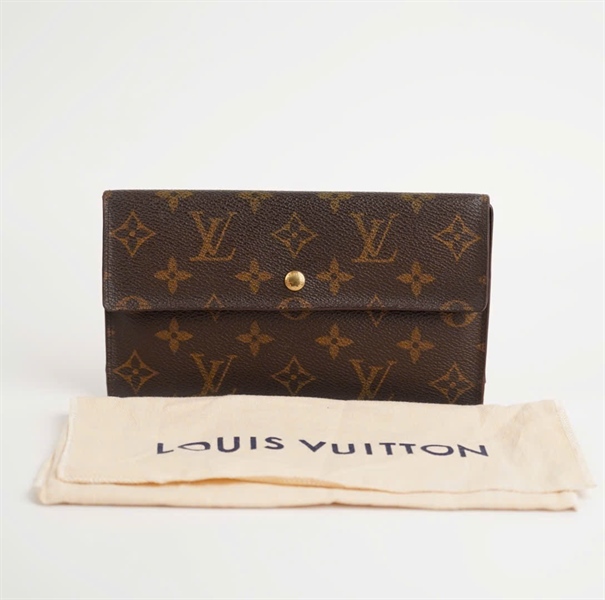 Ví LV dài hoa nâu lòng nâu nút vàng +