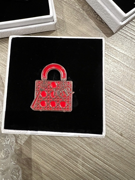 Cài áo Dior màu đỏ (BQ) KG+