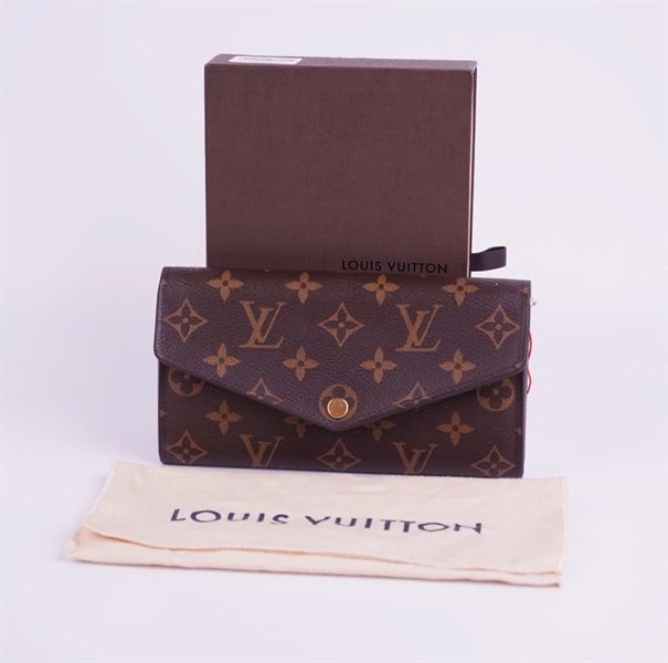 Ví LV hoa nâu lòng hồng nút vàng +