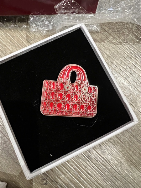 Cài Áo Dior chữ nhật màu đỏ (BQ) KG+