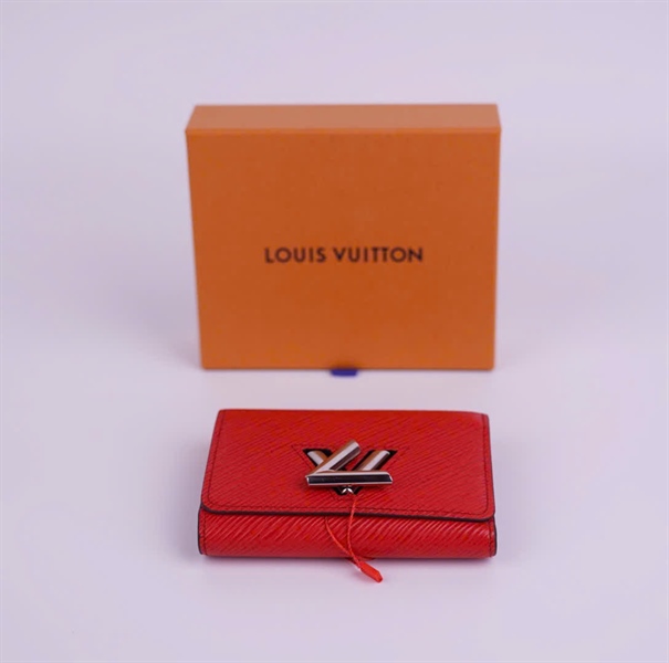 Ví LV vân đỏ khóa xoay gập 3+