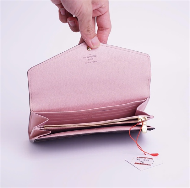 Ví LV hoa nâu lòng hồng nút vàng +