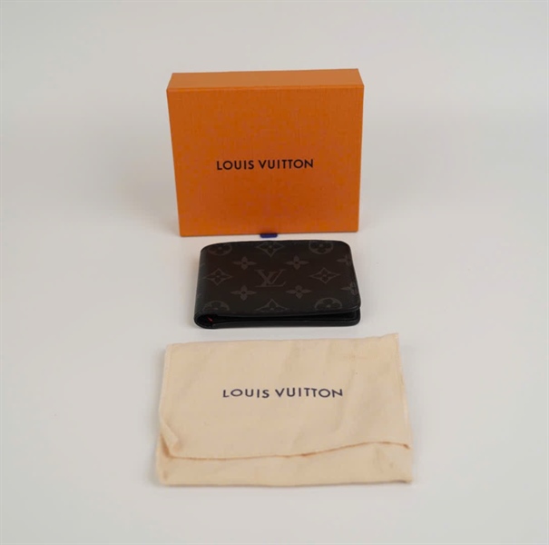 Ví LV gặp 2 hoa đen +