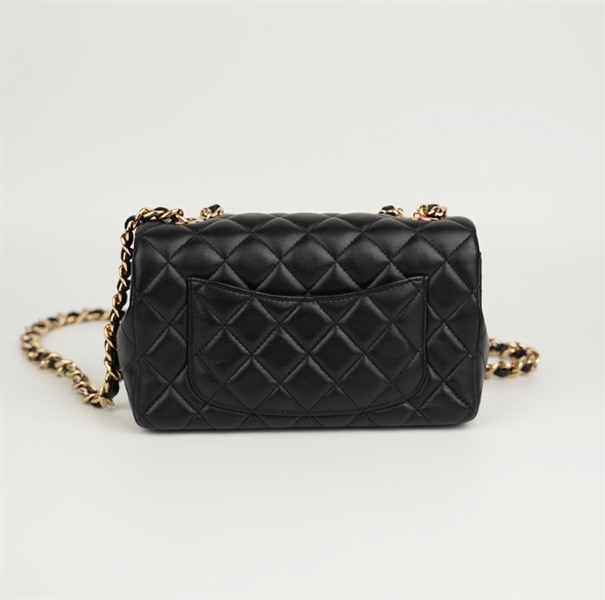 Túi Chanel đen gắn charm trên quai (code 30794999) size 20 (BMC)+