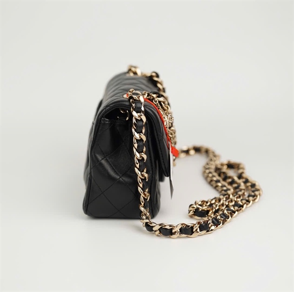 Túi Chanel đen gắn charm trên quai (code 30794999) size 20 (BMC)+