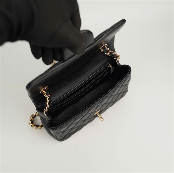 Túi Chanel đen gắn charm trên quai (code 30794999) size 20 (BMC)+