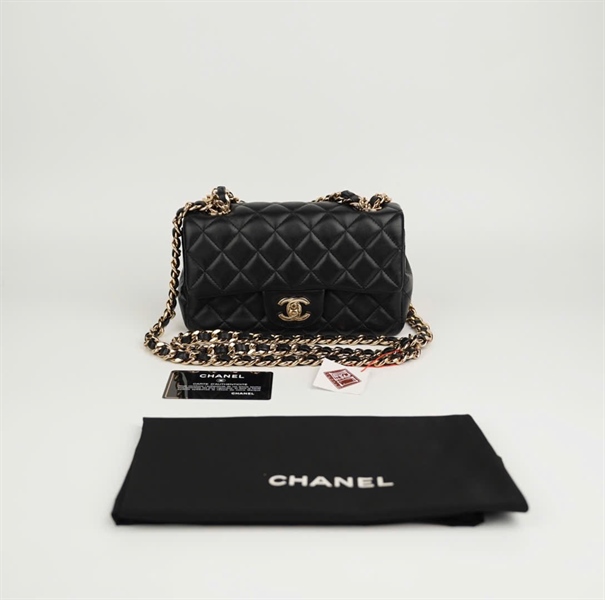 Túi Chanel đen gắn charm trên quai (code 30794999) size 20 (BMC)+