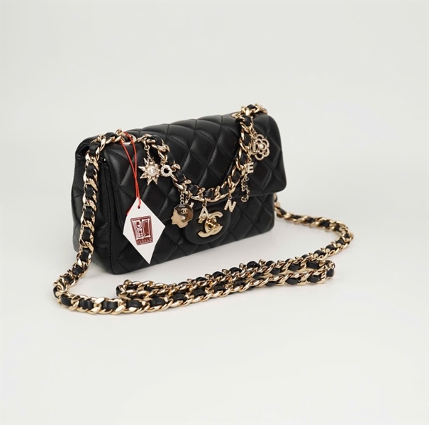 Túi Chanel đen gắn charm trên quai (code 30794999) size 20 (BMC)+