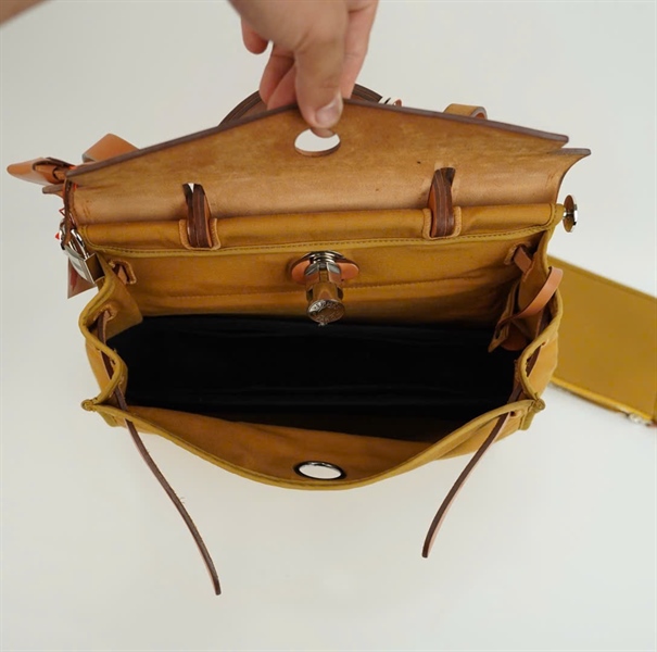Túi Hermes vải vàng kèm pound, charm + ố và chìa có lót form đen KG+