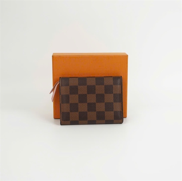 Ví LV ô vuông nâu nút hồng KG+