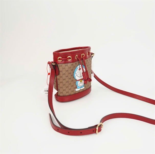 Túi GG dây rút nâu viền đỏ in doraemon size 14 (BQ) KG+