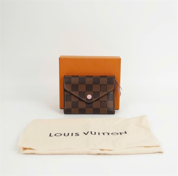 Ví LV ô vuông nâu nút hồng KG+