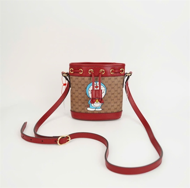 Túi GG dây rút nâu viền đỏ in doraemon size 14 (BQ) KG+