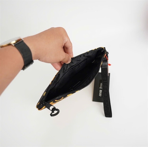 Túi Versace clutch đen hoa vàng size 26 KG+