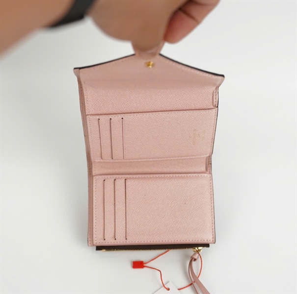 Ví LV ô vuông nâu nút hồng KG+