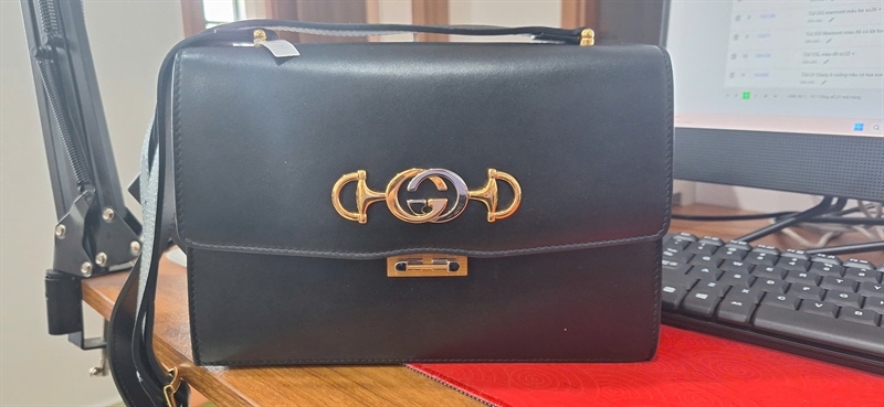 Túi GG màu đen khóa vàng sz24 +