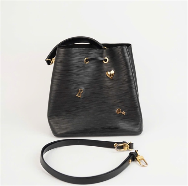 Túi LV Bucket màu đen đính charm 2 strap sz25 +