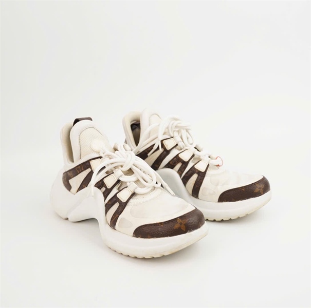 Giày LV trắng viền hoa nâu size 38.5 KG+