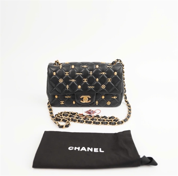 Túi Chanel đen đính charm 27967835 sz20 ( HC) +