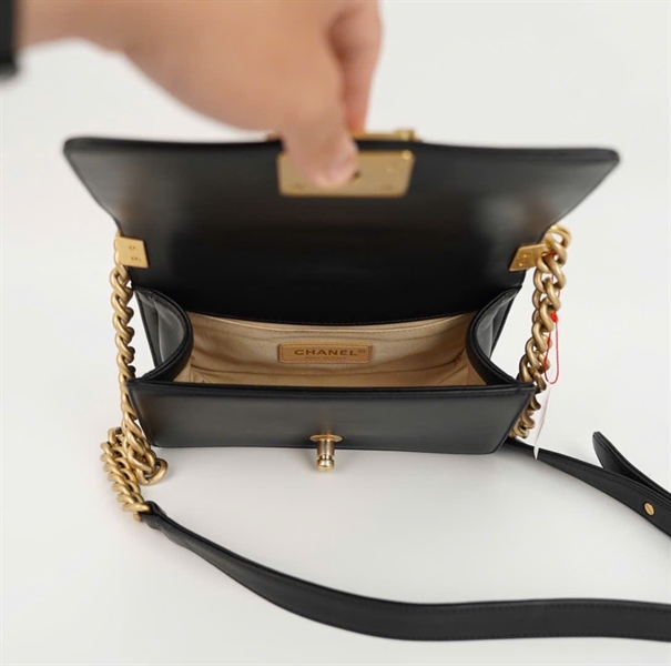Túi Chanel boy đen viền vàng (23768362) size 20 (BMC) +
