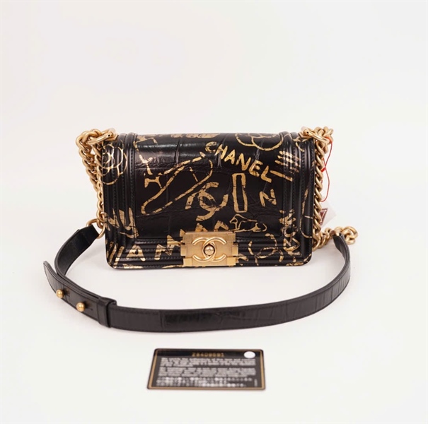 Túi Chanel boy đen in chữ vàng size 20 (2840591) (BMC) +