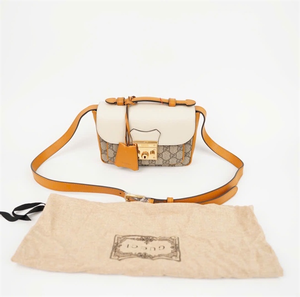 Túi GG Padlock nắp trắng nền xám viền vàng size 20 (Manly) KG+