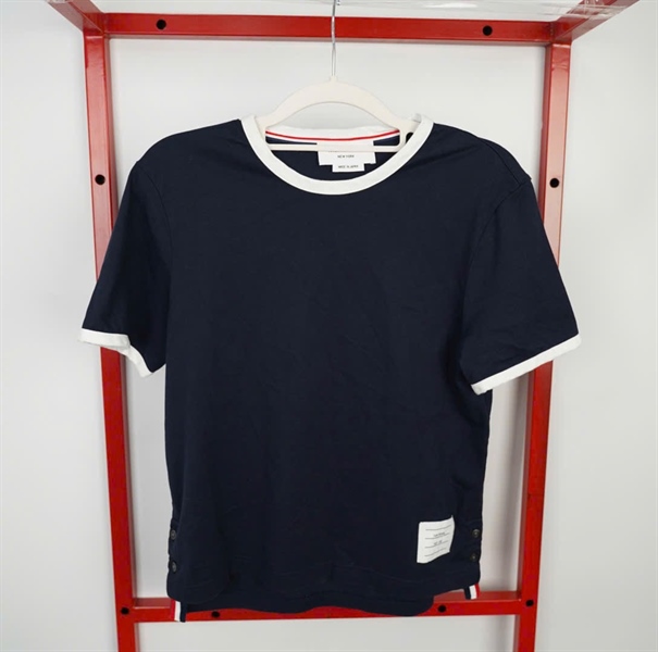 Áo thun Thom Browne xanh đen viền trắng KG +