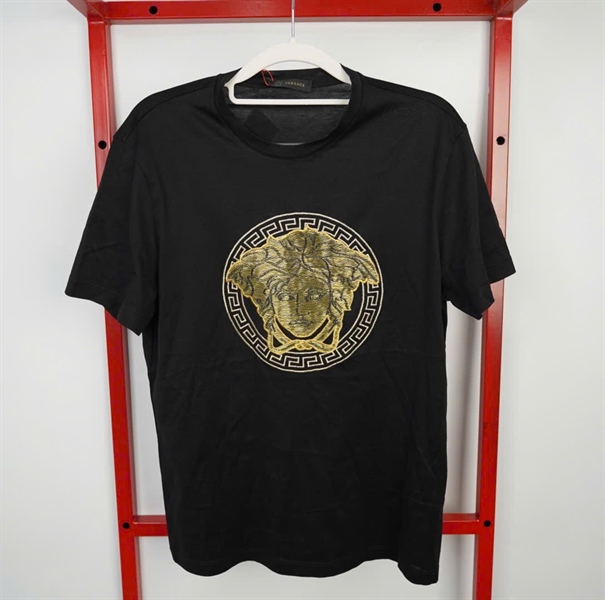 Áo thun Versace đen in logo KG +