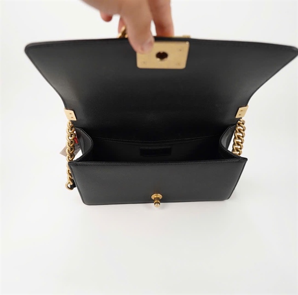 Túi Chanel Boy đen khóa vàng (28009040) +