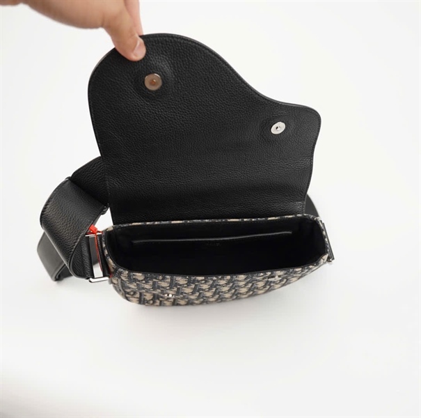 Túi Dior đeo chéo màu xám nắp đen (1-B0-0241) sz22 KG+