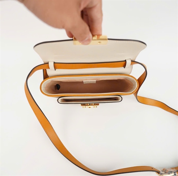 Túi GG Padlock nắp trắng nền xám viền vàng size 20 (Manly) KG+