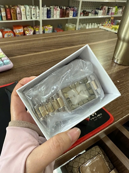 ĐỒNG HỒ Q.Q MEN MẶT VUÔNG BẠC