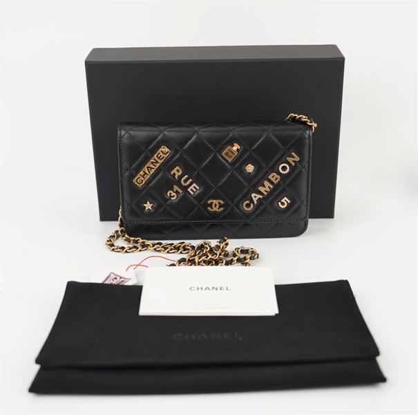 Túi Chanel đen đính charm sz18 (BMC) +