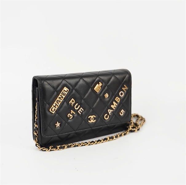 Túi Chanel đen đính charm sz18 (BMC) +