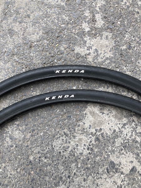 Lốp 700x23c - Kenda - Màu đen chữ trắng - Like new 95% (chiếc)