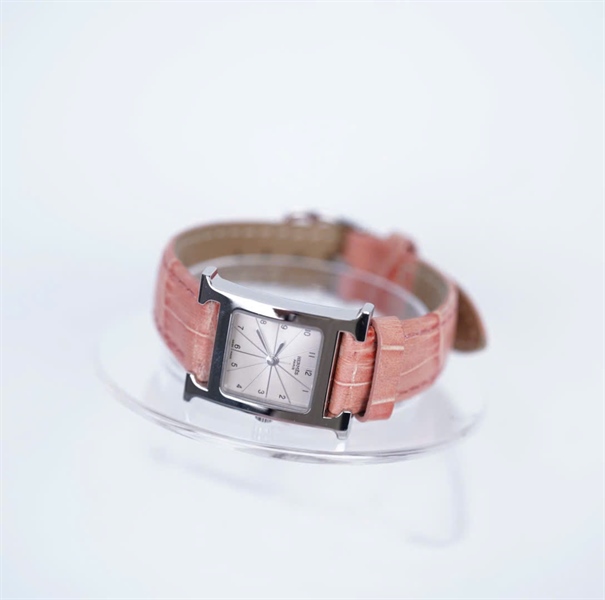 Đồng hồ Hermes mặt vuông bạc dây hồng da cá sấu (3099823) (LTB) KG+