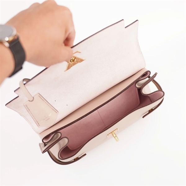 Túi LV Lookme màu trắng sữa lòng hồng size 30 KG+