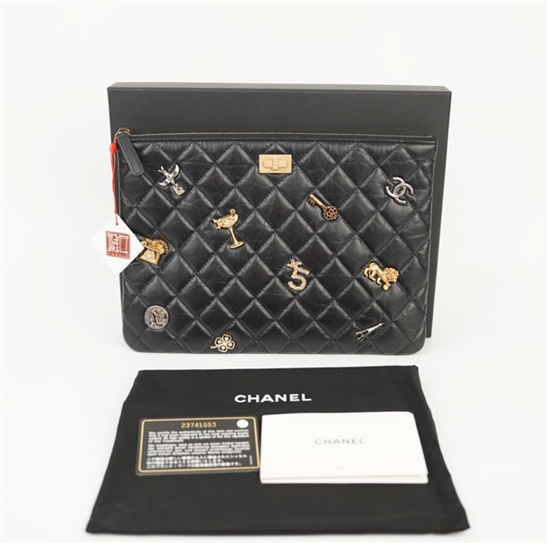 Túi Chanel Clutch đen đính charm sz26 (23741553) (HC) +