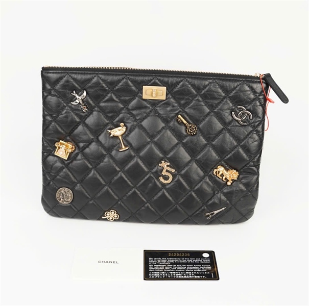 Túi Chanel Clutch đen đính charm ( 24294236) (HC) +